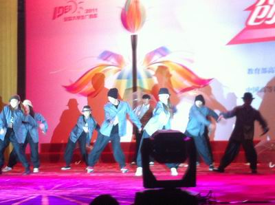 中间穿插的表演，来自北京师范<br />大学科德学院的Dancer们