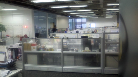 办公室透明玻璃一层一层好有朦胧的感觉