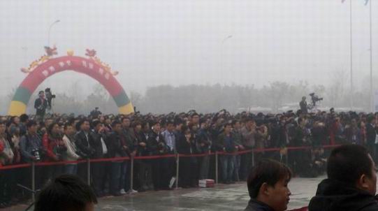 天气的原因，来宾们站在雾气中开幕式